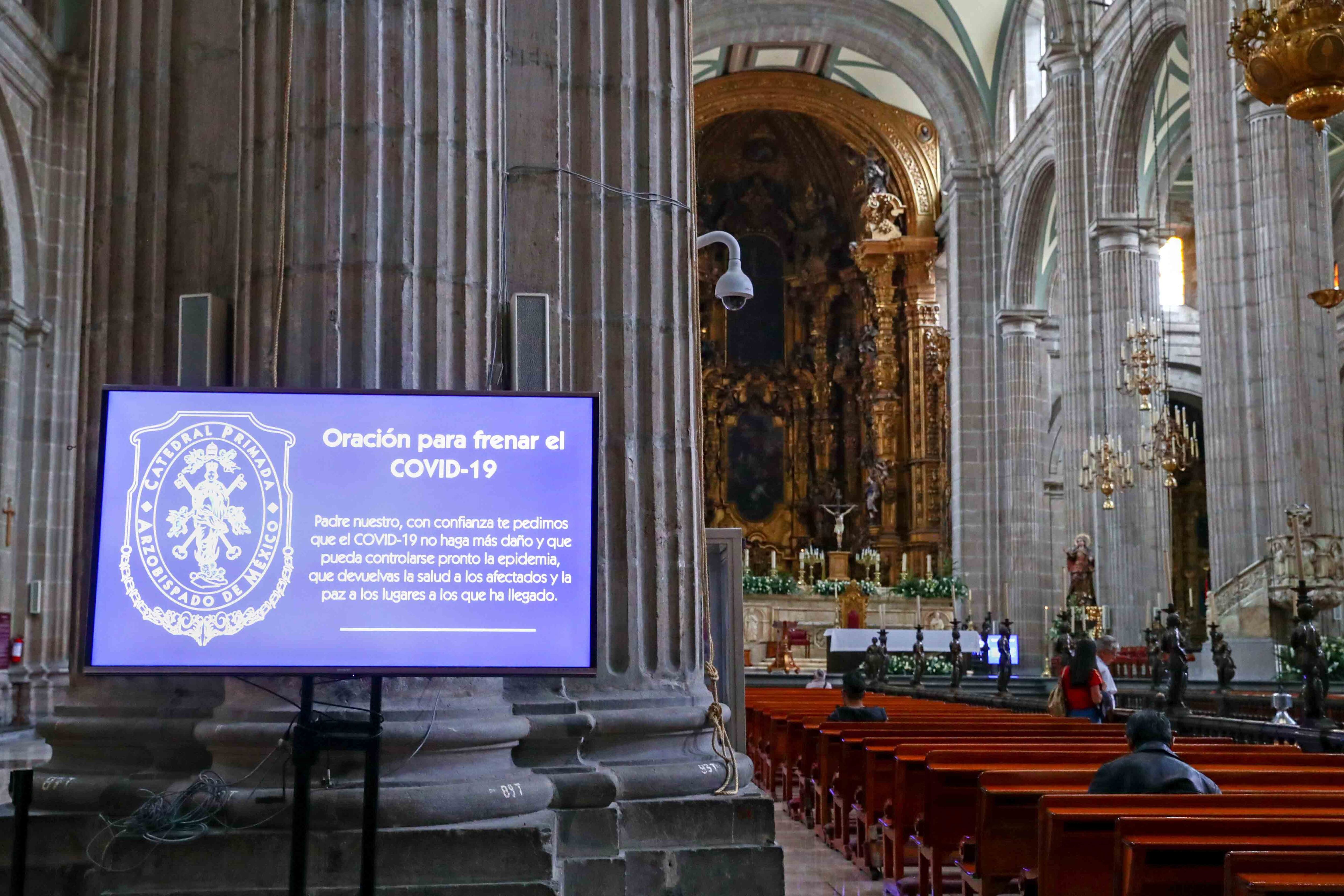 Un anuncio de advertencia en la Catedral de Ciudad de México.