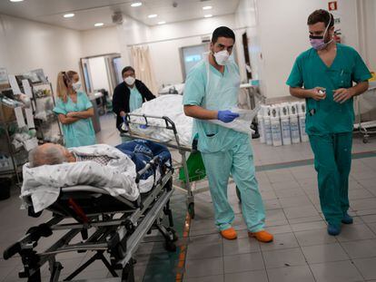 Nurse Filipe Orfao pulls a stretcher with a patient at the emergency rooms of Lisbon's main Santa Maria Hospital Jan. 21, 2022. Sunday’s election for a new parliament and government in Portugal is providing a stage for voters to air old grievances. The country’s two main parties, the center-left Socialists and the center-right Social Democrats, have alternated in power for decades, but Portugal's problems haven't changed much. (AP Photo/Armando Franca)