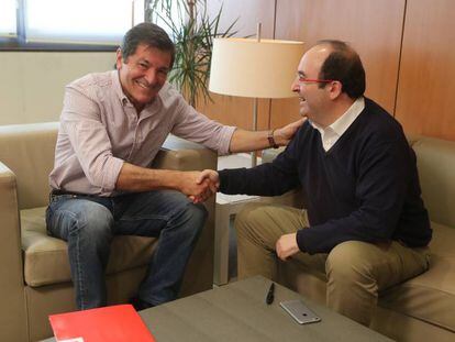 Javier Fern&aacute;ndez, reunido con Miquel Iceta, l&iacute;der del PSC. 