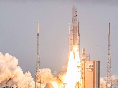 Despegue del cohete Ariane 5 que transporta
 al James Webb.