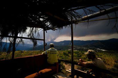 Dos agentes forestales observan las columnas de humo en Góis.