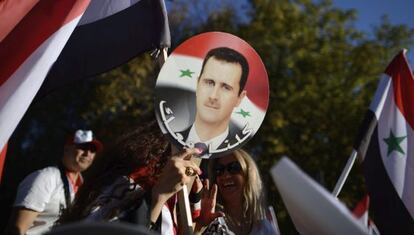 Manifestación en la que simpatizantes de Bashar Asad protestaron contra la intervención militar en Siria, frente a la embajada de Estados Unidos en Sofía, Bulgaria.