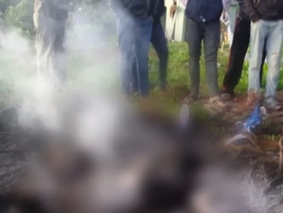 Habitantes de Santiago del Pinar, en el Estado de Chiapas, observan el cuerpo calcinado del hombre al que acusaron de robo.