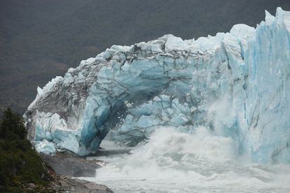 Caída del arco del glaciar Pepito Moreno en Calafate, Argentina, el 11 de marzo de 2018.