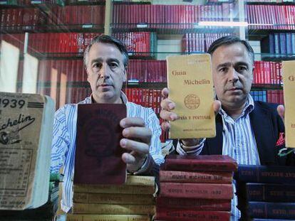 Juan Cancela (izquierda) con su hermano el coleccionista Antonio Jos&eacute; Cancela en su almac&eacute;n de Carballo. 