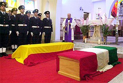 Los ataúdes de Julio Fuentes y Maria Grazia Cutuli, durante la ceremonia religiosa celebrada en la base militar de Ciampino, en Roma.