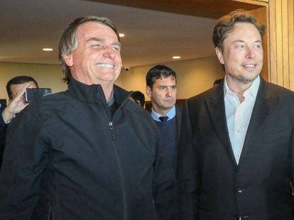 El entonces presidente brasileño, Jair Bolsonaro, recibe al empresario Elon Musk en Brasilia, en 2022.