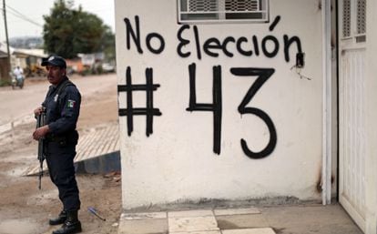 Un policia a Guerrero (Mèxic) amb una pintada pel boicot electoral.