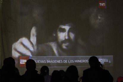 La televisión chilena ha mostrado nuevas imágenes grabadas este jueves de los trabajadores atrapados. Se les observa con largas barbas y bastante delgados.