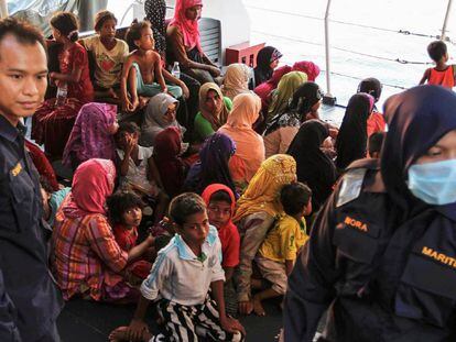 Refugiados de la minoría musulmana rohinyá llegan al puerto de Kuala Kedah en Malasia en abril de 2018.