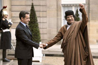 Nicolas Sarkozy recibe a Gadafi en el Elíseo en 2007.