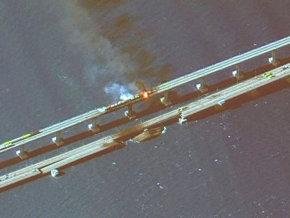 Imagen de satélite proporcionada por Maxar del puente de Kerch, tras la explosión producida el sábado.