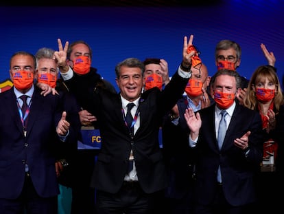 Joan Laporta celebra junto a miembros de su candidatura, Estimem el Barça, la victoria en las elecciones presidenciales del Barcelona.