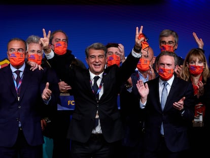 Joan Laporta celebra junto a miembros de su candidatura, Estimem el Barça, la victoria en las elecciones presidenciales del Barcelona.