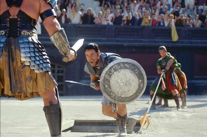 Russell Crow en 'Gladiator' con el escudo que también formará parte de la subasta. 