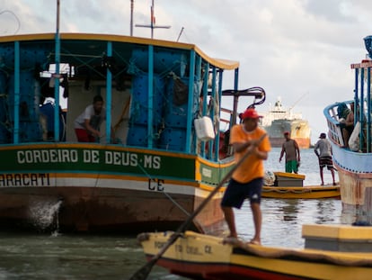 Pescadores y balseros se preparan para salir en el muelle de Fortaleza, el 8 de septiembre de 2021.