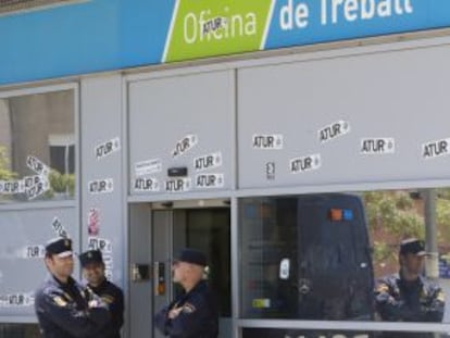 Polic&iacute;as ante el Inem de Badalona donde trabajaban varios detenidos, el 7 de mayo pasado.