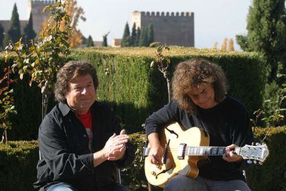 Enrique Morente (a la izquierda) y Pat Metheny, durante el rodaje del documental <i>Morente sueña la Alhambra</i> en el patio del Generalife.