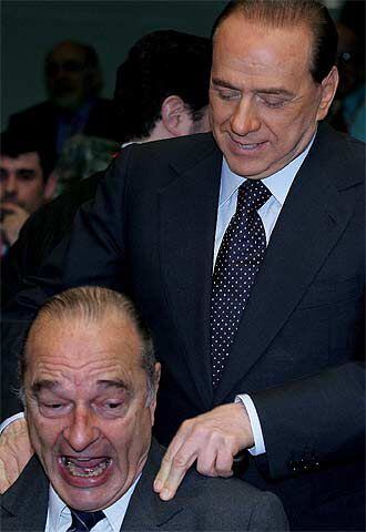 Silvio Berlusconi bromea con Jacques Chirac durante la cumbre.