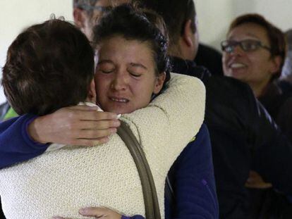 Una mujer evacuada de Nepal se abraza a sus familiares.