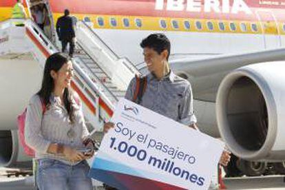 El colombiano Alonso Fernández Ortiz, de 30 años, llegó hoy a Madrid en un vuelo de Iberia "muy feliz" por convertirse en el pasajero 1.000 millones del aeropuerto de Barajas, una cifra que coincide con el 80 aniversario de la apertura al tráfico aéreo comercial del aeropuerto.