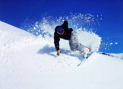 Snowboarder en Astún.