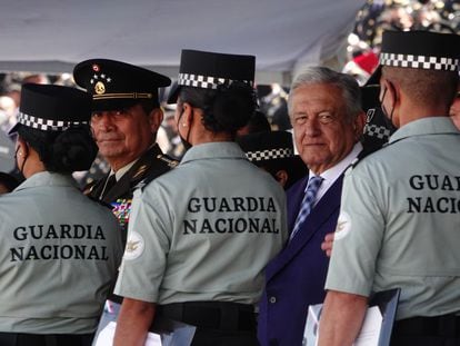 El presidente Andrés Manuel López Obrador y el Secretario de la Defensa, Luis Cresencio Sandoval, en una ceremonia de la Guardia Nacional el 30 de junio de 2022.