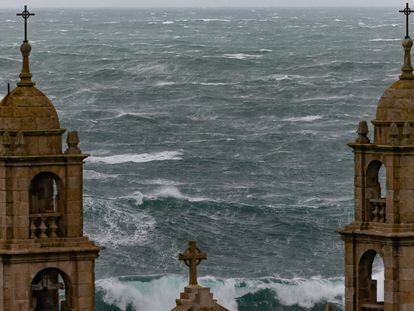 El oleaje azota el litoral de Muxía, en la Costa da Morte (La Coruña), este martes.