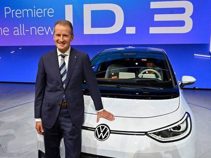 Herbert Diess, consejero delegado de Volkswagen, junto al eléctrico ID.3.