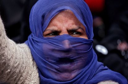 Una mujer en una protesta contra la violación de una niña de ocho años en Kathua (India).