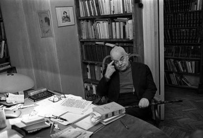 Viktor Shklovski, en su despacho en su casa en Moscú a inicios de los setenta.