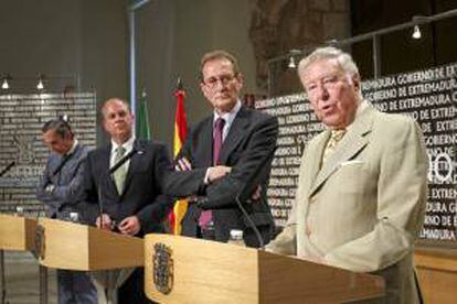 Los presidentes de Caja Rural del Sur, José Luis García Palacios; Caja Rural de Extremadura, Román Prieto; el presidente de Extremadura, José Antonio Monago; y el responsable de Caja RUral de Cördoba, Manuel Enríquez, de dcha a izda, informan en rueda de prensa de la decisión de Caja Rural de Extremadura de abandonar el Grupo Cooperativo Ibérico y romper el Sistema Institucional de Protección (SIP) con Caja Rural del Sur y Caja Rural de Córdoba, un acuerdo que contempla la renuncia de la entidad andaluza a los 24 millones de euros en concepto de indemnización.