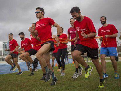 El triatleta Javier Gómez Noya (con gafas) en un entrenamiento.