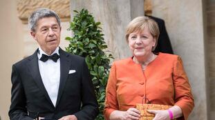 Merkel y su marido, Joachim Sauer, llegan a la apertura del Bayreuth Festival el 25 de julio