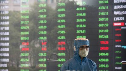 Un trabajador ante una pantalla en la sede de la Bolsa de Shanghai.