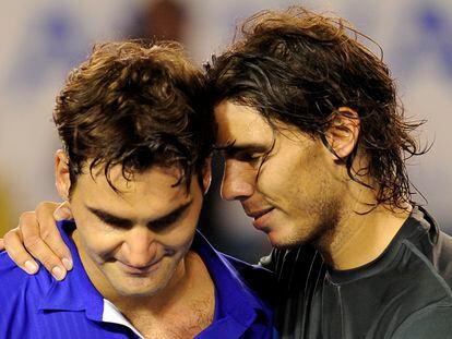 Nadal consuela a Federer tras derrotarle en la final del Open de Australia de 2009.