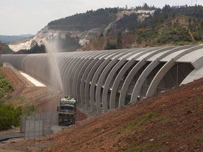 Obras en la línea de AVE de Orense a Santiago.