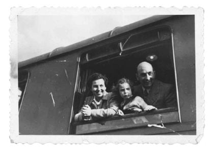 Janet Malcolm, partiendo de Praga con sus padres en julio de 1939.