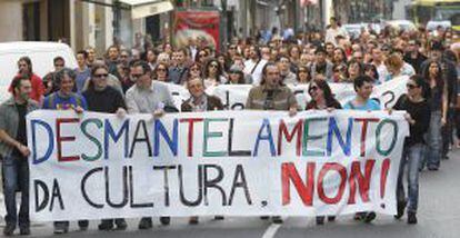 Vista de la manifestación de colectivos del teatro en Santiago, en el centro, el actor Antonio Durán Morris.