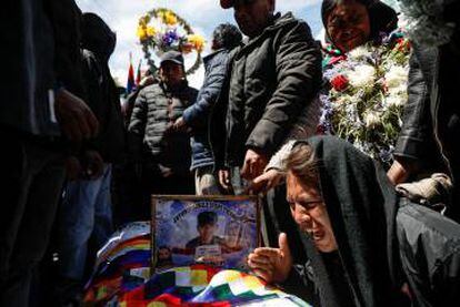 Una mujer llora junto al féretro con el cadáver de un partidario de Morales muerto en La Paz el día 21 en enfrentamientos con las fuerzas de seguridad. REUTERS/Marco Bello