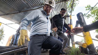El presidente electo, Gustavo Petro, ingresa a la mina de carbón El Pino, junto los mineros del municipio de Paipa, Boyacá, para hablar sobre la transición energética, el 6 de Junio de 2022.
