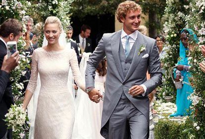 Los novios tras casarse, en una imagen difundida por diseñador Giorgio Armani, autor del vestido de la novia.