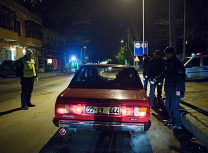 Retén de policía delante del puente de Meric, en Edime, Turquía, el día 4 de diciembre de 2010.