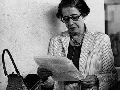 Hannah Arendt lee un documento en 1960.
