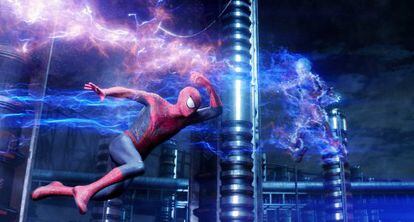 El Hombre Araña y Electro en un fotograma de 'The amazing Spiderman 2: El poder de Electro'.