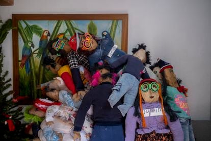 Entre octubre y noviembre la casa de Silvia se llena de muñecos de año nuevo, que va produciendo para la temporada de fin de año.