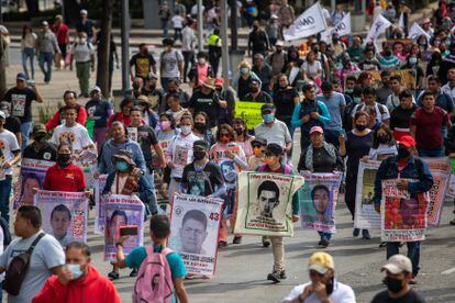 Familiares y amigos de los 43 normalistas de Ayotzinapa, desaparecidos en septiembre de 2014, marchan en la Ciudad de México el 26 de junio.