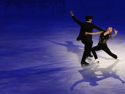 Una pareja, en una exhibici&oacute;n de patinaje sobre hielo.
