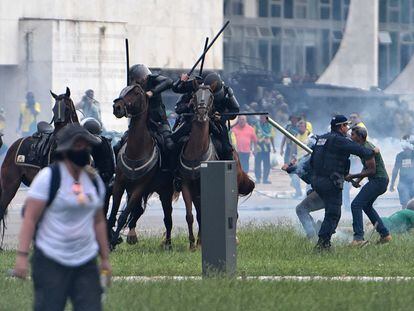 Enfrentamiento entre las fuerzas de seguridad y seguidores de Bolsonaro, el pasado 8 de enero en Brasilia.