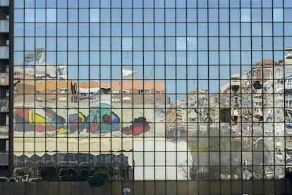 Mural de Miró de la fachada del Palacio de Congresos reflejado en un edificio de Azca